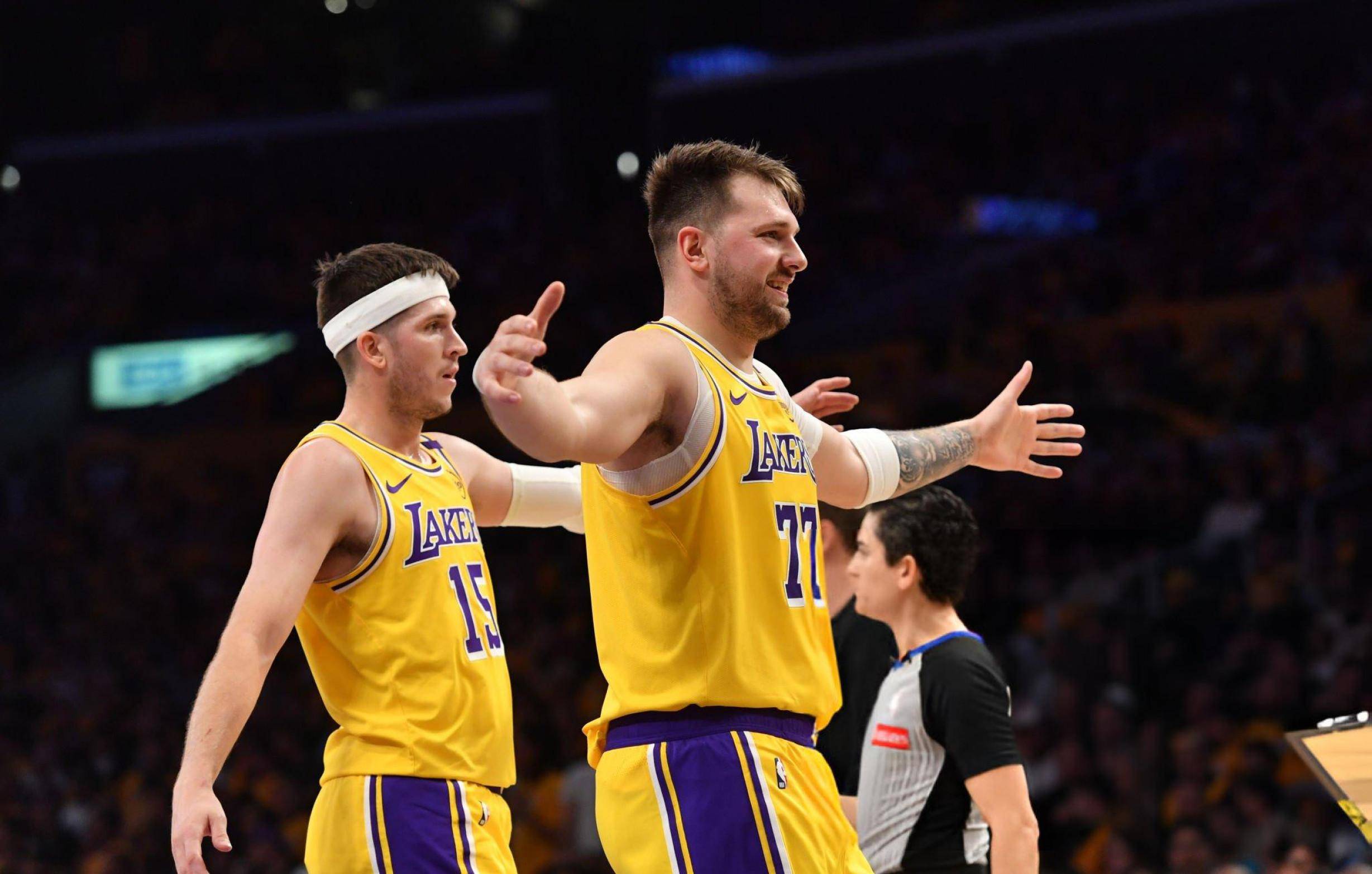 洛杉矶湖人训练开放日；窗口期止住颓势引欢呼；德甲在即；赛程密集仍需轮换(德甲赛程结束)