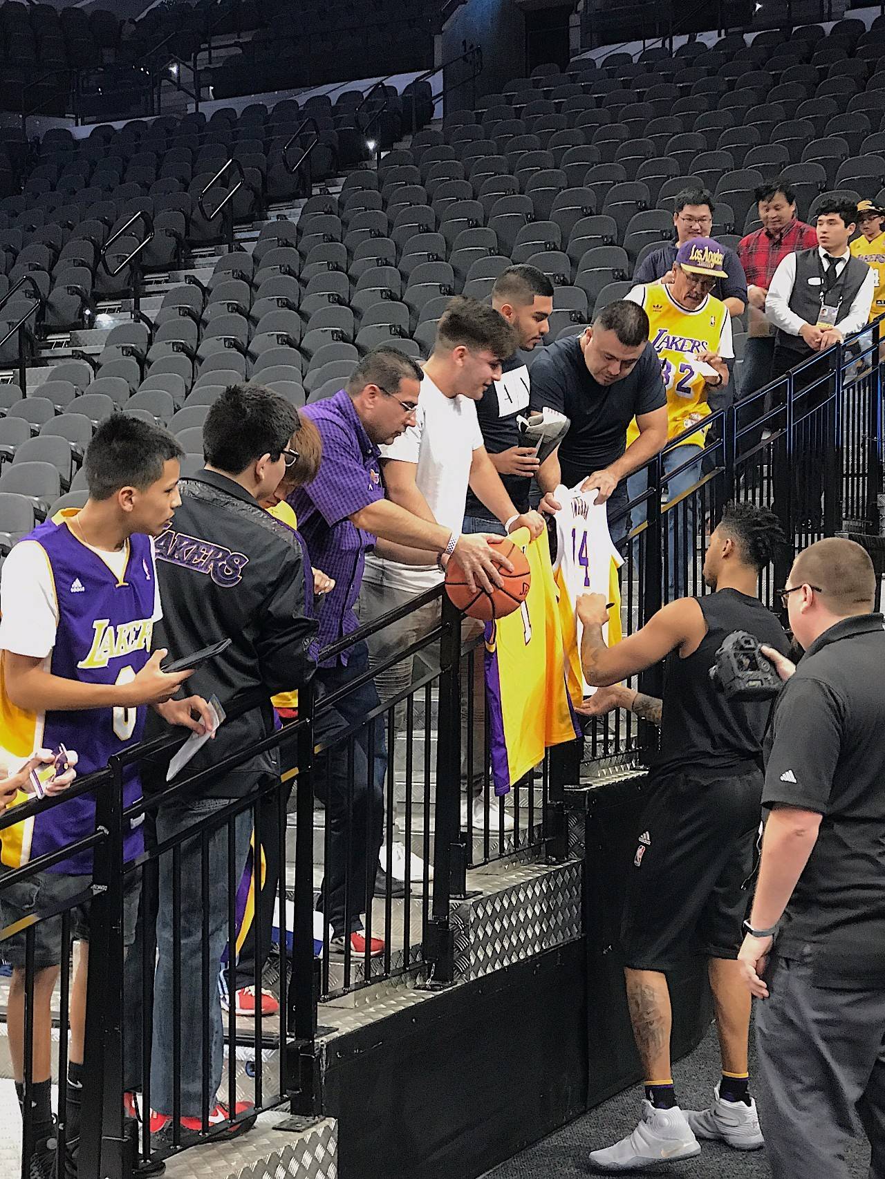 洛杉矶湖人训练开放日；窗口期止住颓势引欢呼；德甲在即；赛程密集仍需轮换(德甲赛程结束)